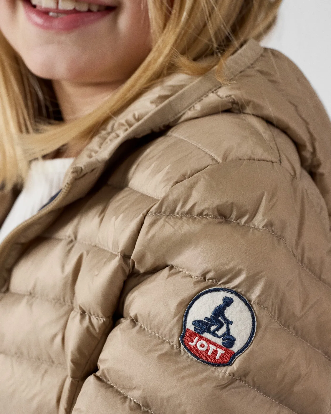 Doudoune légère à capuche enfant Beige Carla