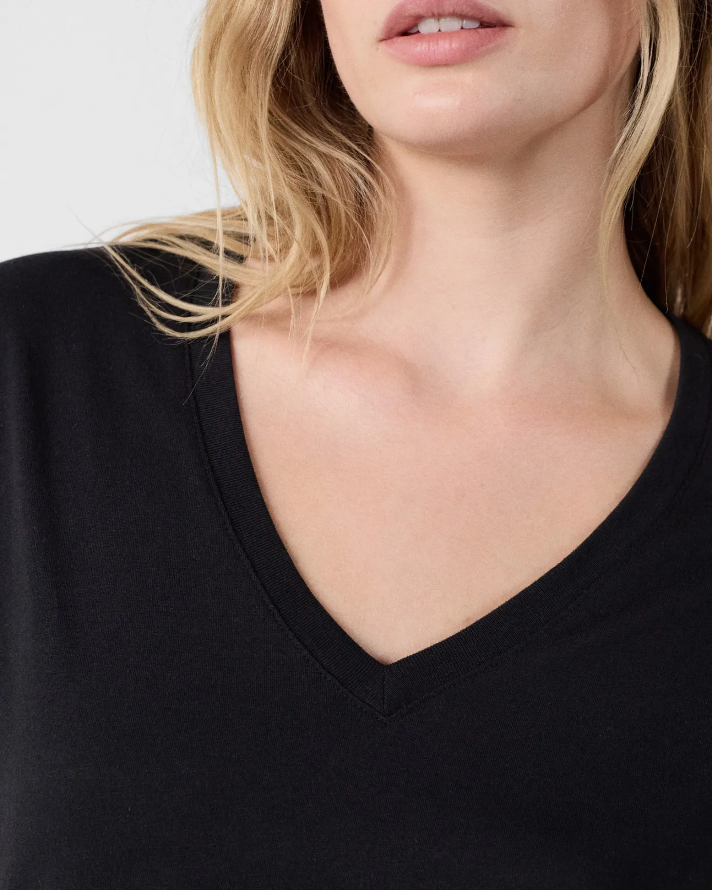 T-Shirt col V Noir Sofy